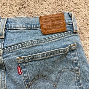 LEVI’S wedgie straight jean, light wash, ripped knee, size 28